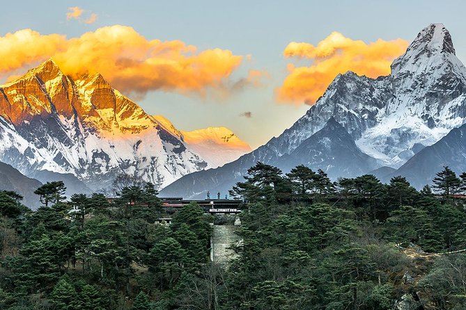 Everest Helicopter Tour with Breakfast in Hotel Everest View - Flying toward Everest and the Khumbu peaks