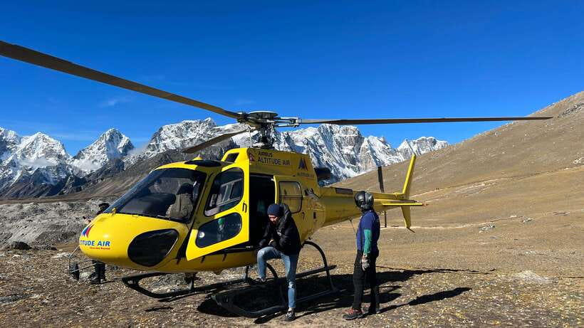 Kathmandu: Everest Helicopter Tour with Landing & Breakfast - Flying from Kathmandu toward Everest