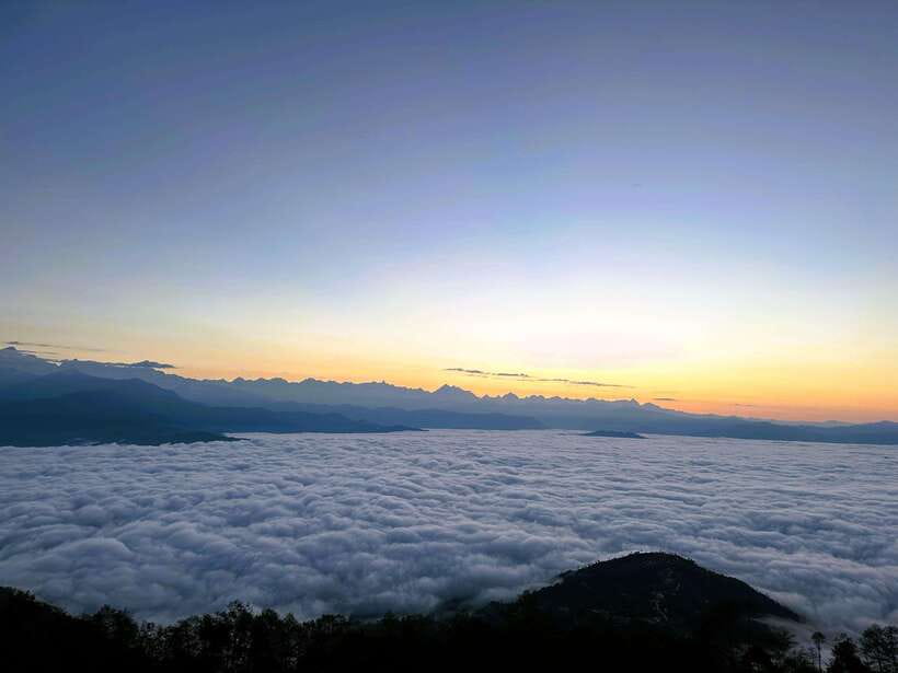 Kathmandu: Nagarkot Sunrise & Hiking to Changunarayan - The trail through trees and open countryside