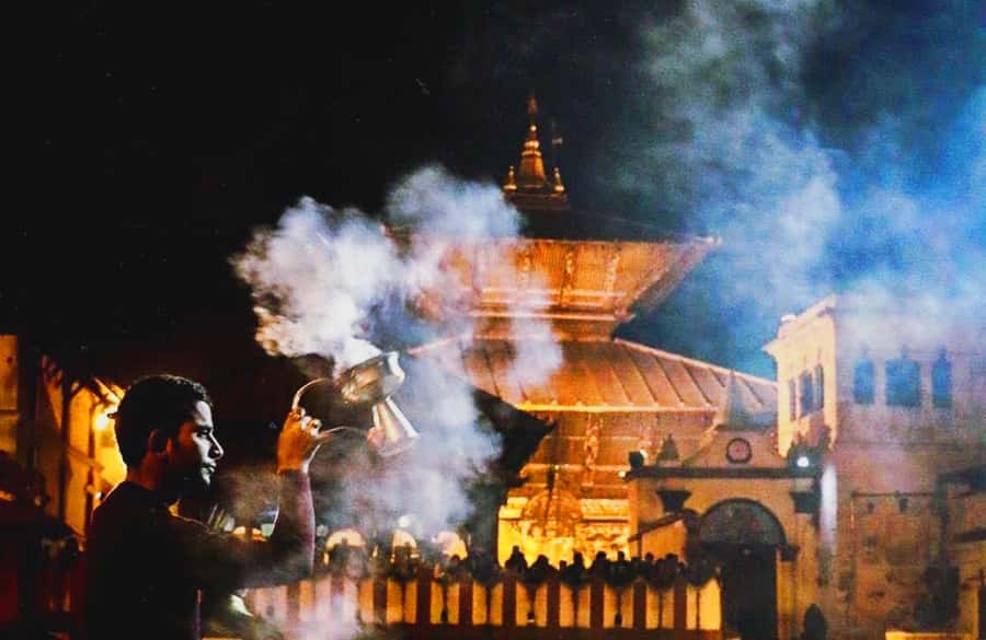 Kathmandu: Pashupatinath Aarati & Cremation Evening Tour - Entering the sacred temple complex